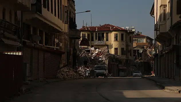 Bayramlarda cıvıl cıvıl olan enkaz kent, iş makinesi seslerinin susmasıyla sessizliğe büründü
