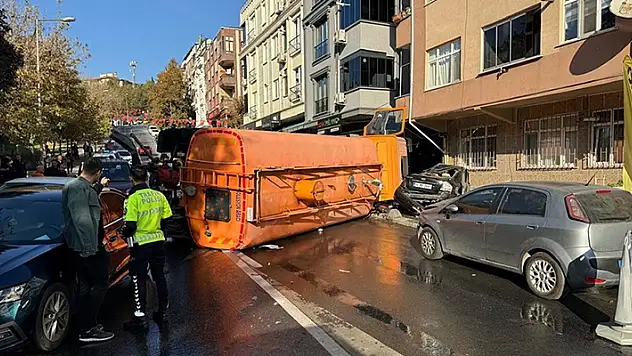Bayrampaşa'da İBB'ye ait yol bakım aracının 8 araca çarptığı kazada 3 kişi yaralandı
