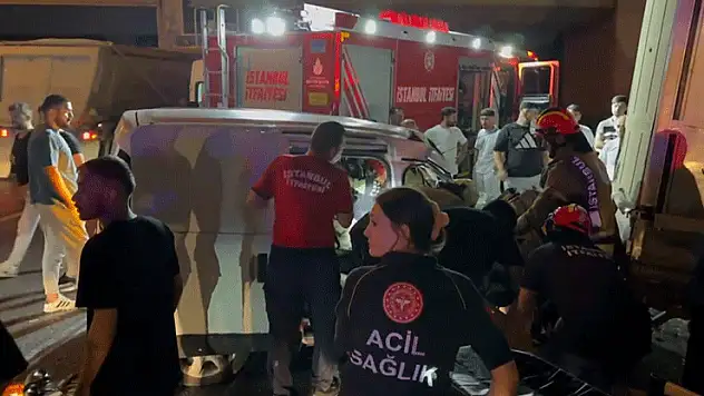 Bayrampaşa'da alkollü sürücünün kullandığı araç kamyonete çarptı: 3 yaralı