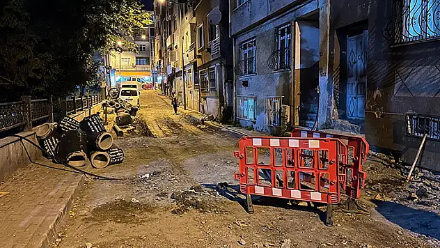 Bayrampaşa'da altyapı çalışması yapılan sokakta rögar kapağı patladı