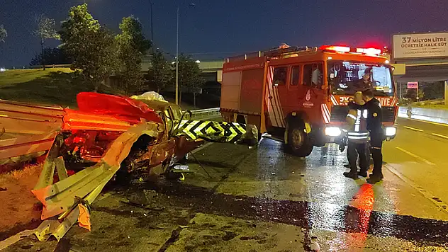 Bayrampaşa'da otomobil demir bariyere saplandı