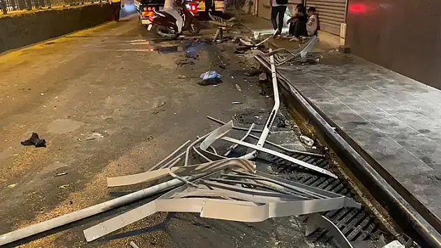 Bayrampaşa'da otomobilin parçaladığı demir bariyerler yayaya çarptı