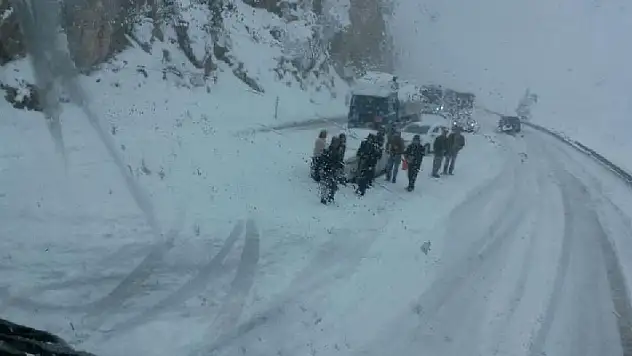 Bazı bölgelerde ulaşım aksıyor... Konya ve diğer illerin yollarında son durum nasıl?