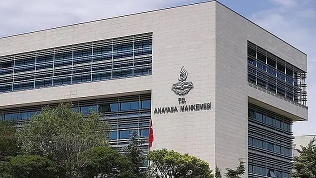 Bazı vakıflarda görev alanların emekli aylıklarının kesilmemesine yönelik düzenleme iptal edildi
