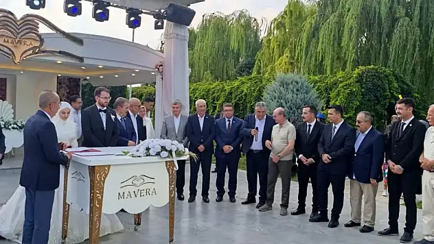 BBP Genel Başkanı Destici Konya'da genç çiftin mutlu gününe ortak oldu