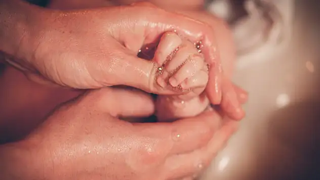 Bebeğini yıkarken sara nöbeti geçirdi: Suda boğulma tehlikesi geçiren bebek yoğun bakıma alındı
