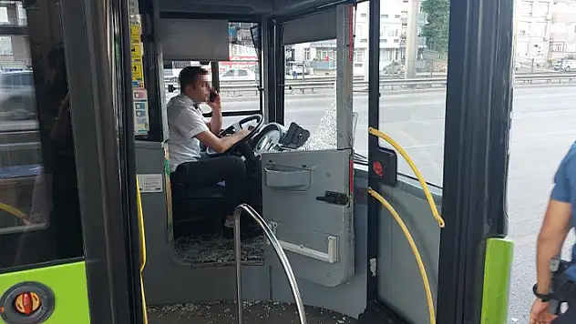 Bebek arabası kapıya sıkışınca öfkelenen baba sürücüye saldırdı
