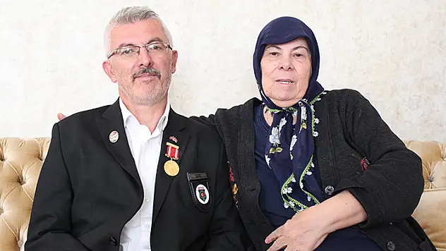 Bebek gibi bakarak, gazi oğlunun hayata tutunmasını sağladı
