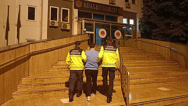 Bebekli otomobili sıkıştırıp kazaya sebep olan maganda tutuklandı