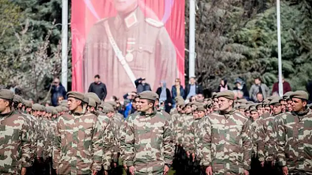 Bedelliler çakı gibi asker oldu