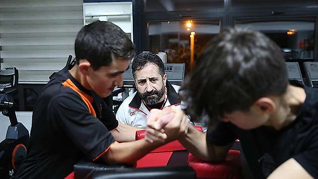Bedensel engelli eski milli bilek güreşçi, yeni şampiyonlar yetiştirmek için ter döküyor
