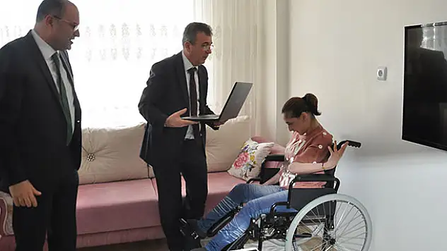 Bedensel engelli Ümmühan dizüstü bilgisayar hediyesiyle duygulandı
