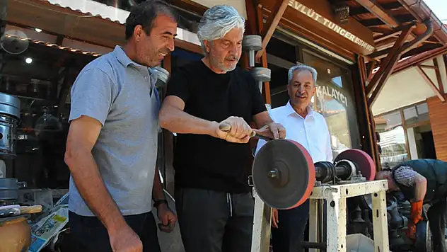 Behzat Uygur Konya'da  tezgah başına geçip bıçak biledi

