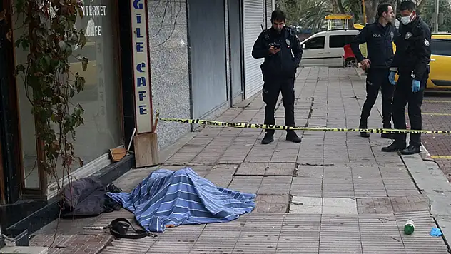 Bekçilerin hastaneye gitmesi için ikna edemediği evsiz, ölü bulundu

