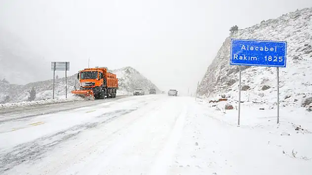 Beklenen haber! Antalya-Konya kara yolunda kar kalınlığı 10 santime ulaştı