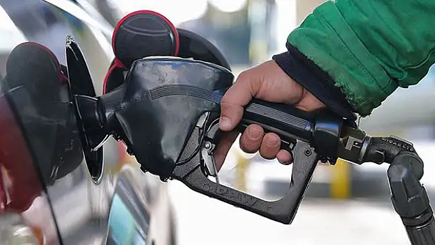Beklenen zam geldi! Motorin ve benzin...
