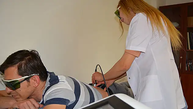 Bel ve boyun ağrılarına  yüksek yoğunluklu laser  yöntemi