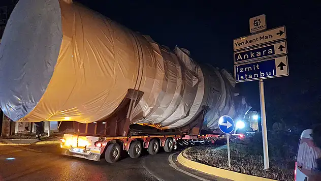 Belçika'ya gönderilecek 20 metre, 42 tonluk sıvı tankı 3 günde limana getirildi
