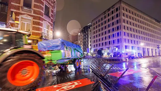 Belçika'da çiftçiler caddeleri ateşe verdi
