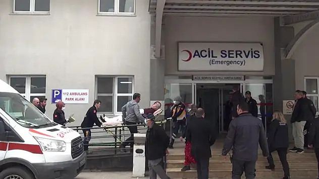 Belediye Başkanı iş isteyen kişiler tarafından bıçaklandı