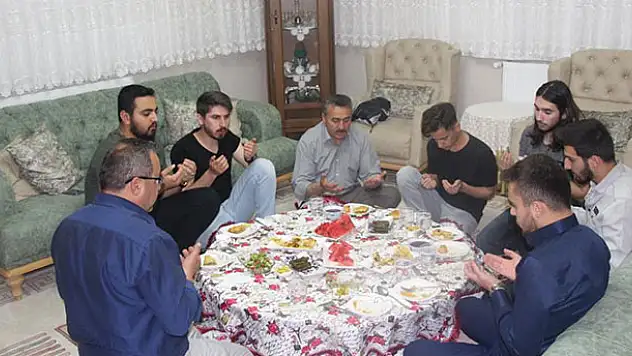 Belediye Başkanı Tutal, iftarda öğrencileri evinde konuk etti