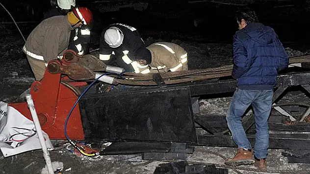 Belediye binası inşaatında vinç devrildi: 1 ölü, 1 yaralı