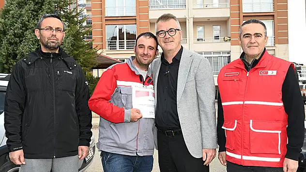 Belediye çalışanından örnek yardım 