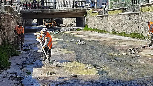 Belediye ekipleri Akşehir çayını temizledi
