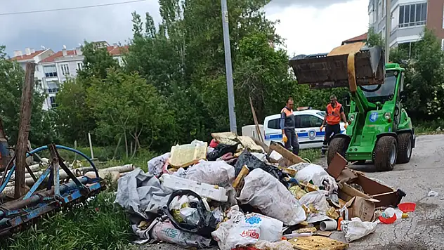 Belediye ekipleri müstakil evden 5 kamyon çöp çıkarttı
