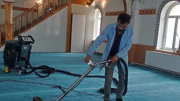 Belediye ibadethanelerin temizliğini yapıyor