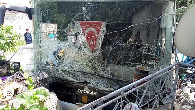 Belediye otobüsü ile minibüs çarpıştı: 13 yaralı