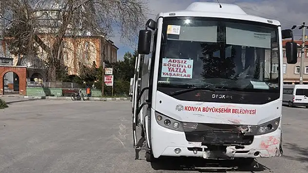 Belediye otobüsü ile otomobil çarpıştı: 3 yaralı