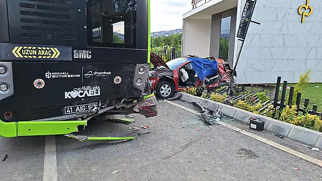 Belediye otobüsüyle çarpışan otomobilde aynı aileden 3 kişi öldü, 3 yaralı

