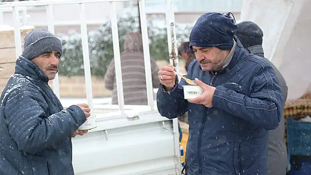 Belediyeden pazar esnafına sıcak çorba ikramı