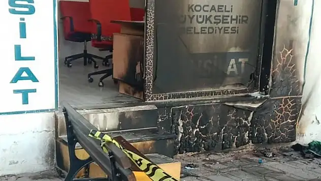 Belediyenin tahsilat ofisini benzin dökerek yaktılar