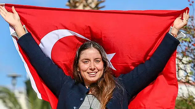 Bengisu Avcı, Kış Yüzme Dünya Şampiyonası'nda birinci oldu
