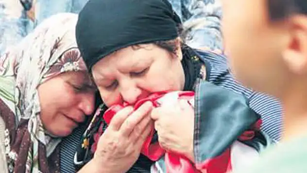 Beni Gömün Oğlum Üşür...
