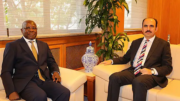 Benin Büyükelçisi Gomina Başkan Altay'ı ziyaret etti