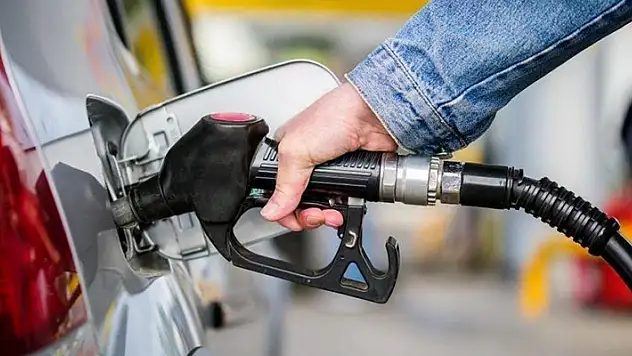 Benzin fiyatlarına 2 Nisan'da 80 kuruş indirim geliyor! Bu gece yarısı pompaya yansıyacak
