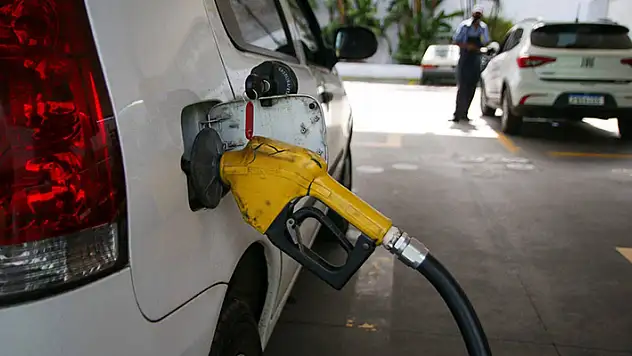 Benzin ve motorine 2 lira 75 kuruş zam! Seçimden sonra benzin ve motorine kaç lira zam geldi? 31 Aralık güncel fiyatlar...
