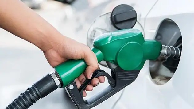 Benzin ve motorine büyük zam geldi! Tabelalar değişti