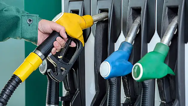 Benzin ve motorine  zam geldi! Yarın akşam pompaya yansıyacak
