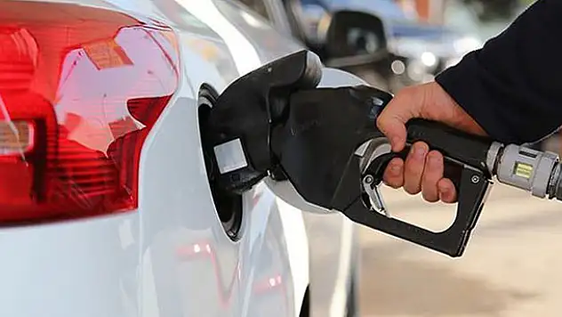 Benzin ve motorine zam yapıldı! Benzinde pompa fiyatı 17 kuruş arttı