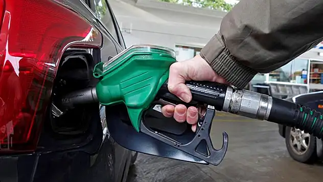 Benzine 1 lira 12 kuruş zam geliyor