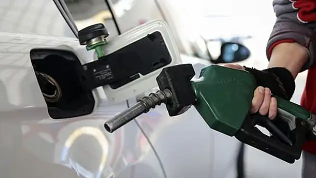 Benzine 8 kuruş indirim! Pompaya yansımayacak