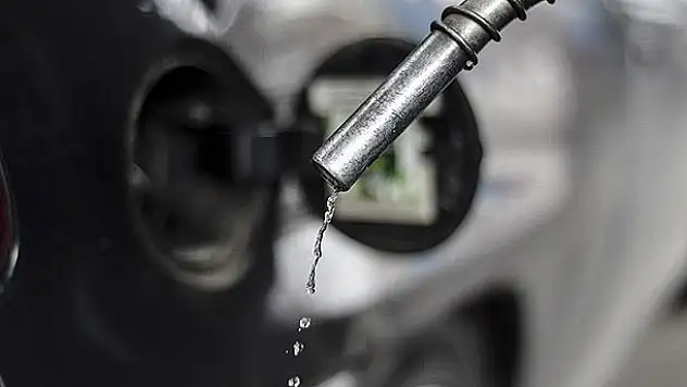 Benzine beklenen indirim geldi
