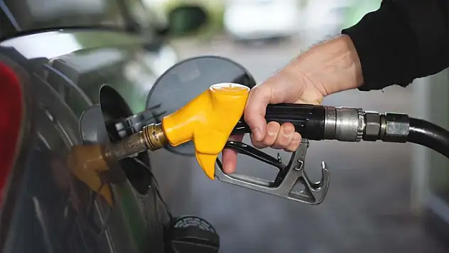 Benzine bu gece yarısı büyük zam geliyor 