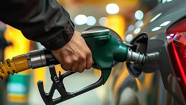 Benzine bu gece yarısı zam 1.79 TL zam geliyor! 
