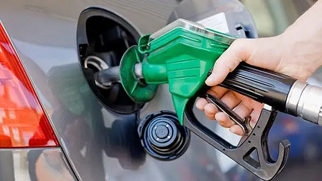 Benzine büyük zam geldi