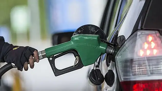 Benzine indirim geldi! Fiyatlar pompaya yansıdı
